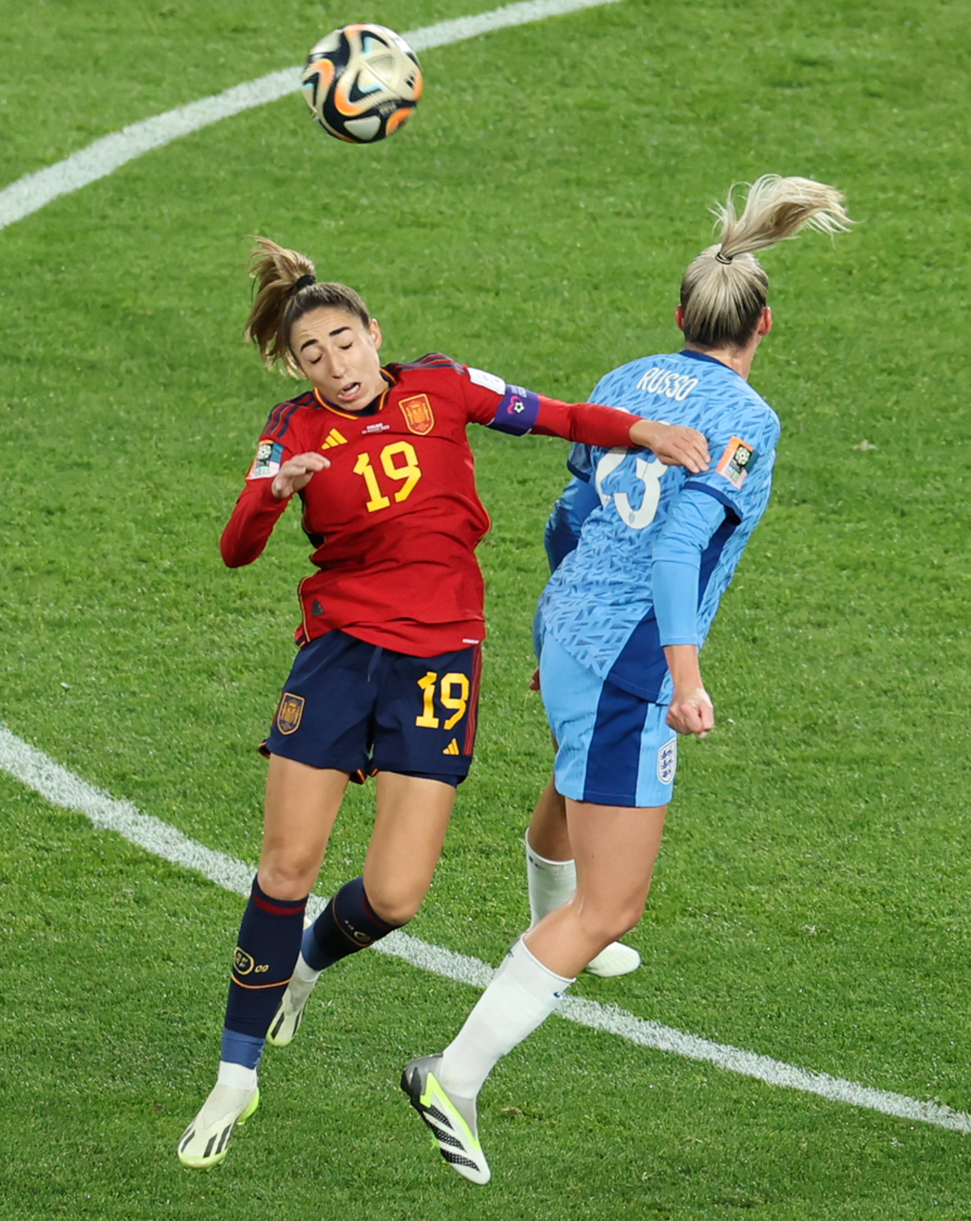 欧洲锦标赛女足决赛现场气氛火爆